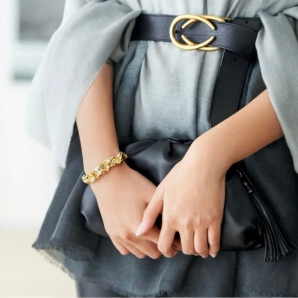 Amber Sceats Emery Cuff - Hammered gold over brass Bracelet - Picture 4 of 15